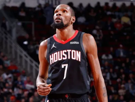 九游体育-杜兰特生涯篮板数升至历史第78位，助攻数升至历史第72位